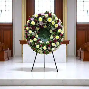 Corona Fúnebre Premium en Tripié, Rosas Vibrantes