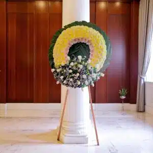 Corona Fúnebre Premium, Polar en Capas y Copete Blanco
