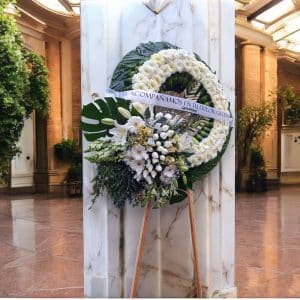 Corona Fúnebre “Camino en Paz” – Tributo de Flores Celestiales