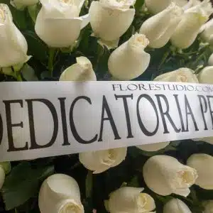 Pie de Caja Descanso en la Luz, Rosas Blancas en Honor Celestial, foto 4