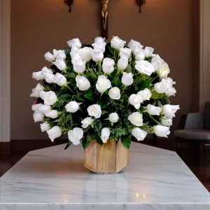 Pie de Caja Luz Serena – Tributo con Rosas Blancas