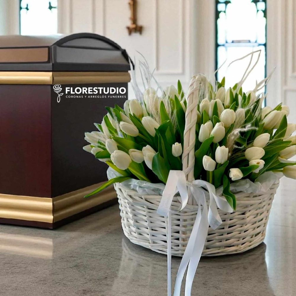Canasto Fúnebre Jardín de Tulipanes Blancos