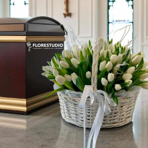 Canasto Fúnebre Jardín de Tulipanes Blancos