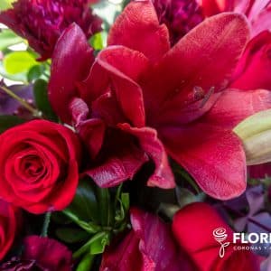 Corona Fúnebre Carmesí – Tributo de Amor Eterno 2