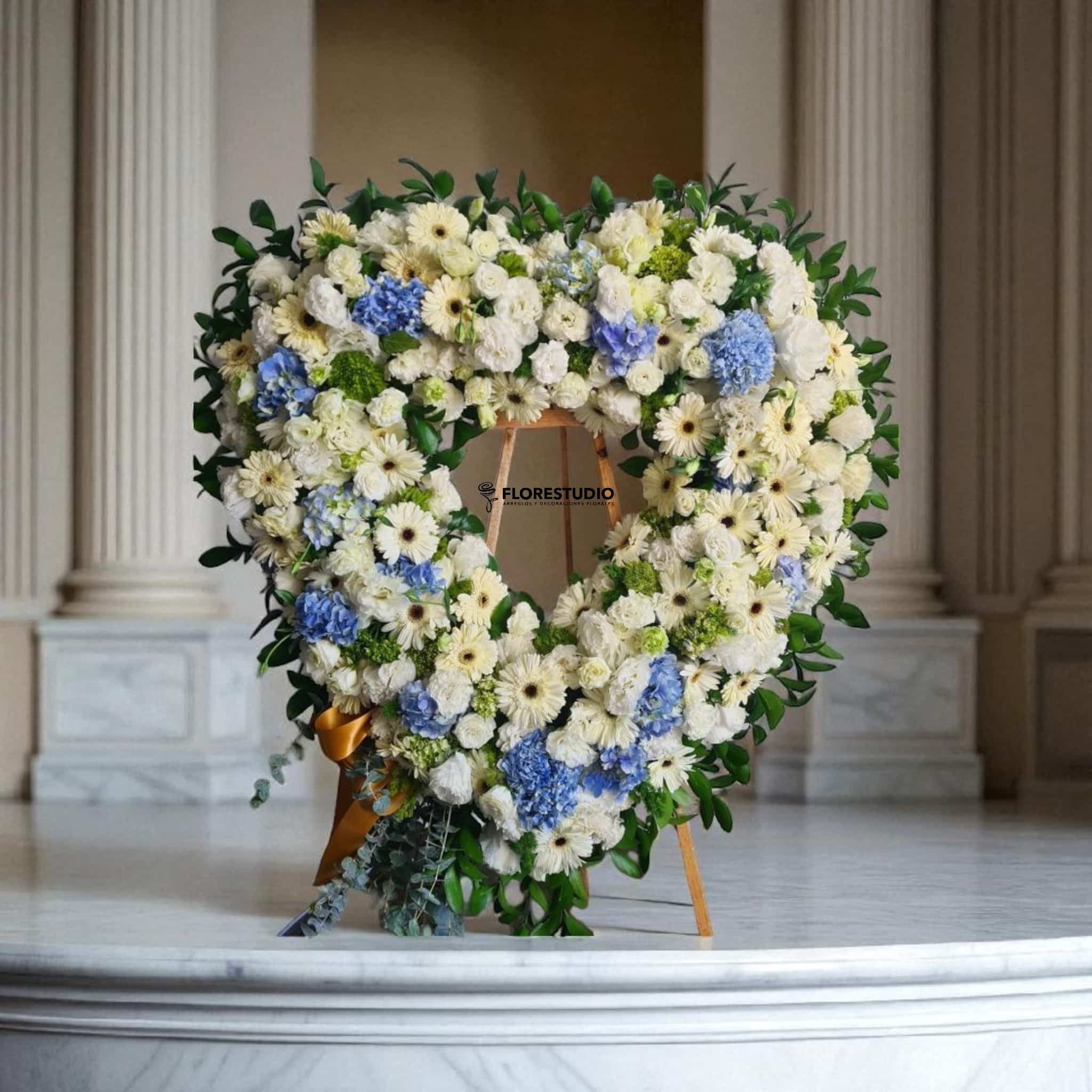 Corona Fúnebre en Forma de Corazón, Cielo Azul