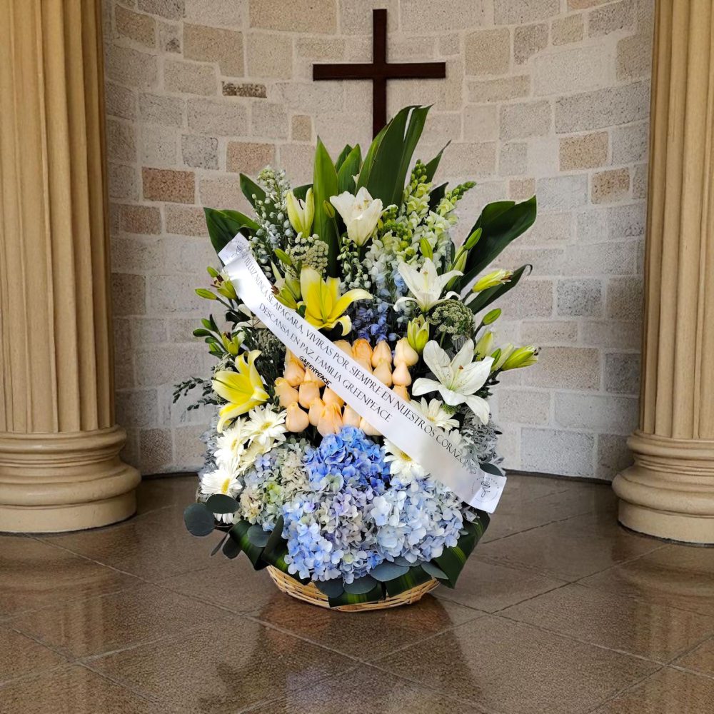 Pie de Caja Fúnebre con Hortensias y Lilys – Tributo Sereno