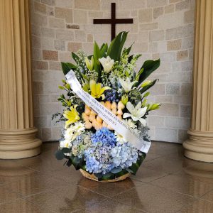 Pie de Caja Fúnebre con Hortensias y Lilys – Tributo Sereno
