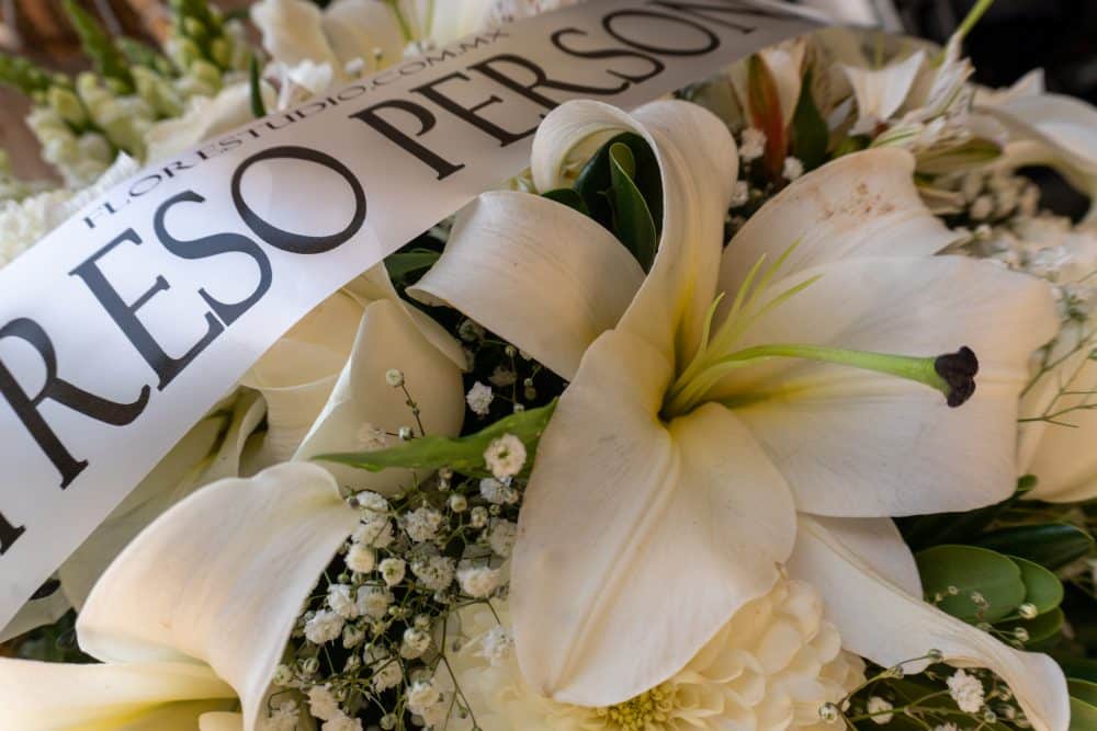 cubre-caja-funebre-tributo-de-luz-serena-guadalajara 2 Cubre caja fúnebre con flores blancas finas y listón personalizado – Florestudio Guadalajara