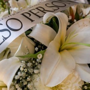 Cubre caja fúnebre con flores blancas finas y listón personalizado – Florestudio Guadalajara