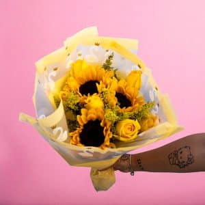 Ramo de 3 Girasoles y 6 Rosas Amarillas – Amanecer Radiante