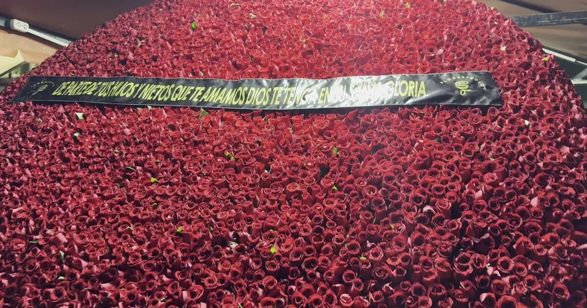 Corona de 5,000 rosas rojas con listón de dedicatoria, hecha por Florestudio en Guadalajara