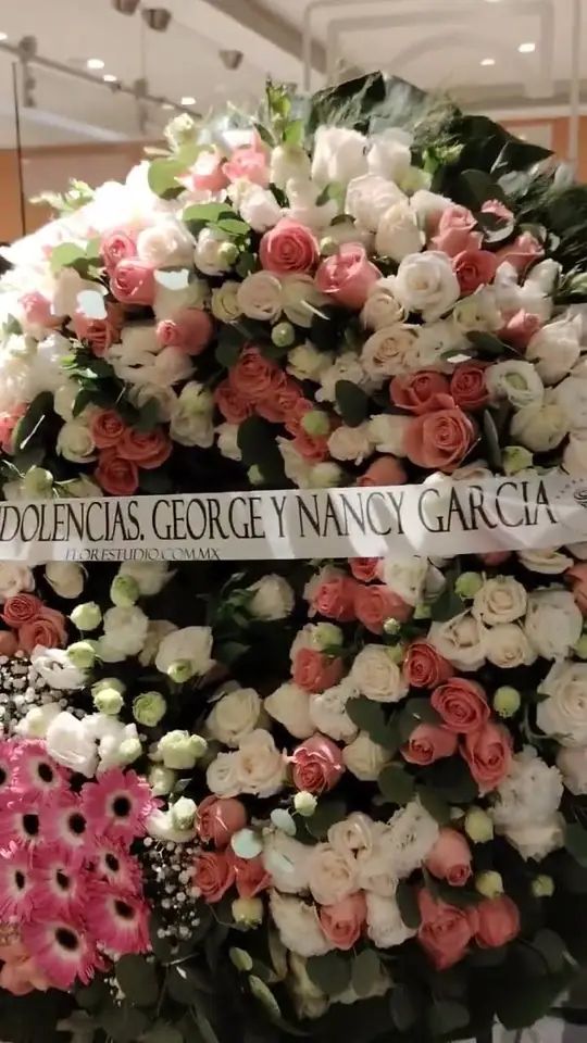 Corona Fúnebre Súper Premium en tonos rosas | Coronas Fúnebres en Guadalajara