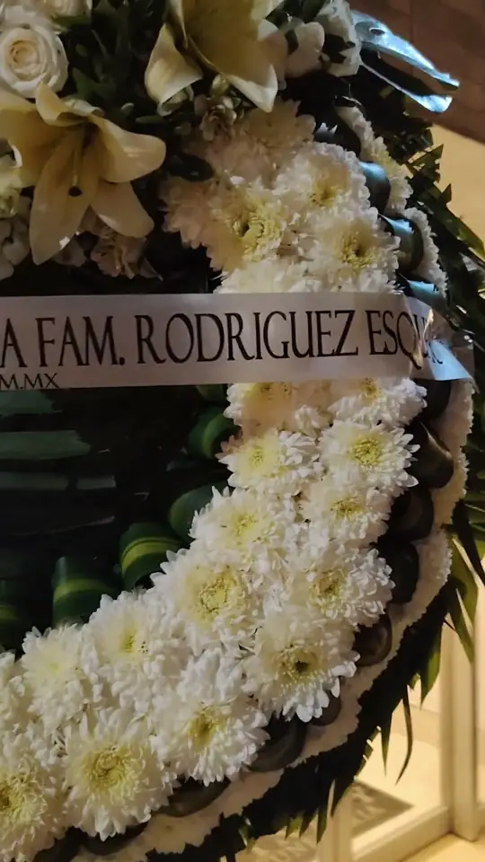 Una corona fúnebre de lujo, diseñada con elegancia y respeto para honrar a un ser querido.